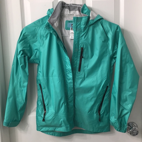 A nice, durable raincoat - Picture 1 of 2